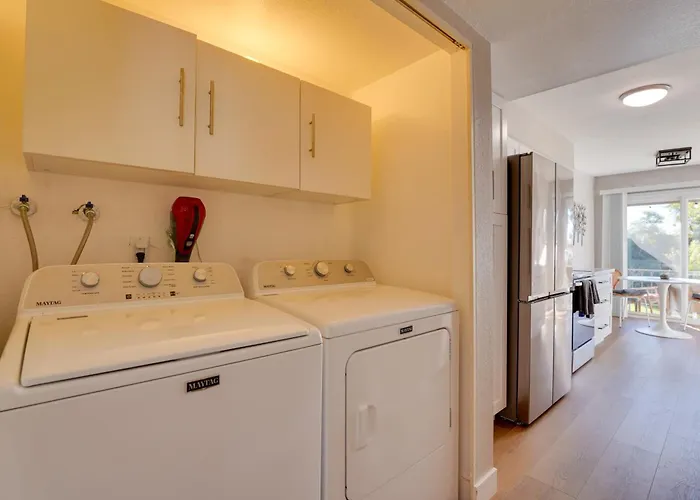 8 Mi To Airport: W/ Pool Access